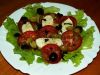 Салат с помидорами, моцареллой и оливками